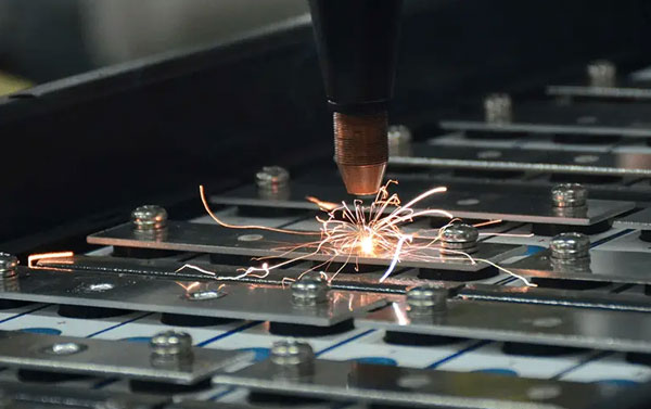 为什么光纤连续激光焊接机在汽车制造业中备受瞩目？
